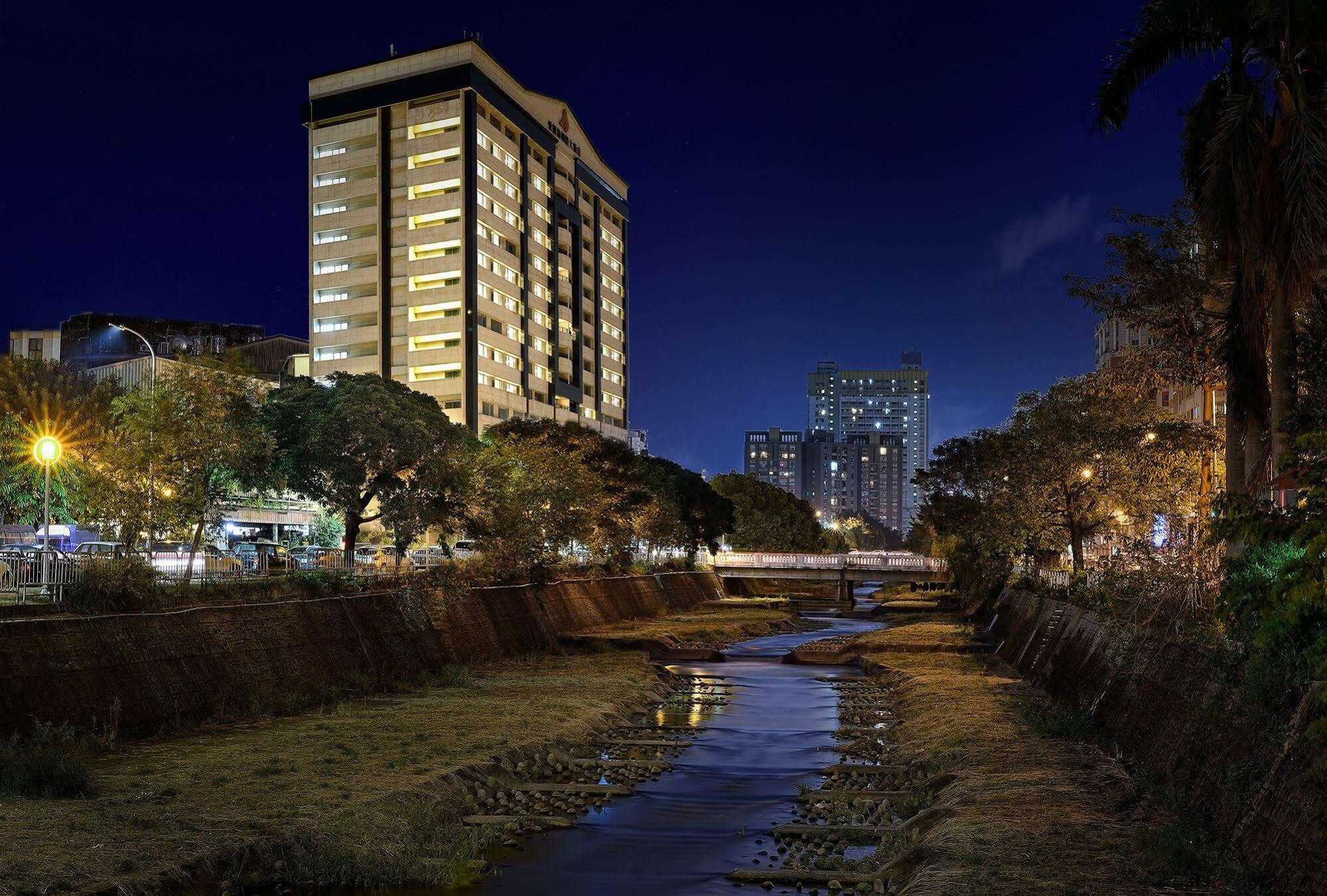 Aeris International Hotel Taichung Esterno foto